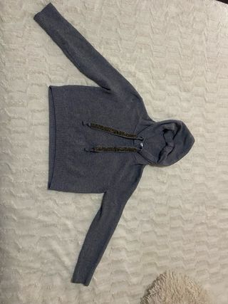 Sudadera gris con capucha y cordones
