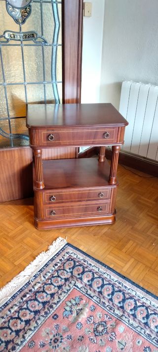 Mesa auxiliar de madera oscura