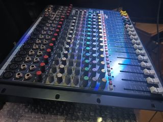 Mesa de Mezclas Soundcraft EFX 12