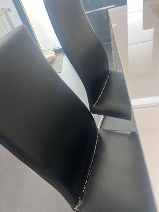 Mesa Comedor Blanca y Sillas Negras