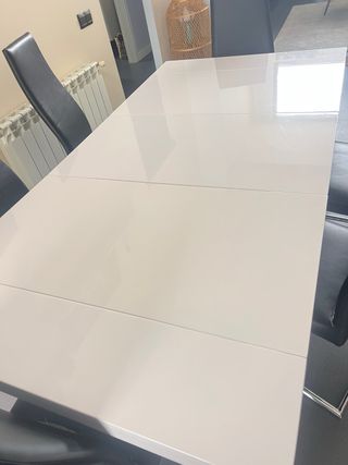 Mesa Comedor Blanca y Sillas Negras