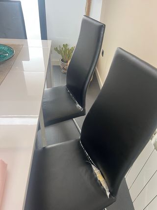 Mesa Comedor Blanca y Sillas Negras