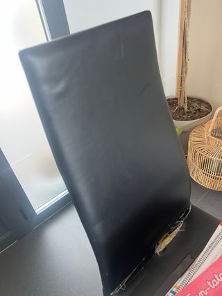 Mesa Comedor Blanca y Sillas Negras