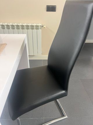 Mesa Comedor Blanca y Sillas Negras