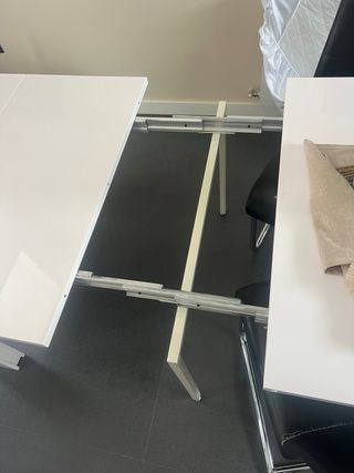 Mesa Comedor Blanca y Sillas Negras