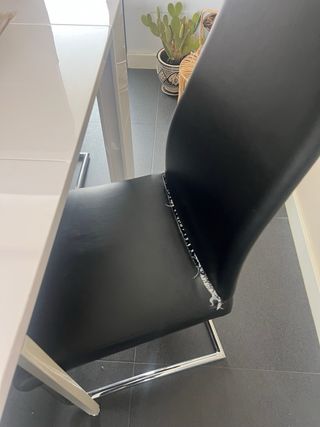 Mesa Comedor Blanca y Sillas Negras