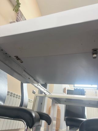 Mesa Comedor Blanca y Sillas Negras