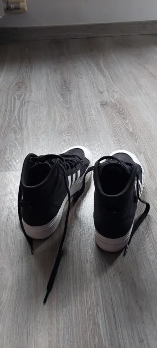 Zapatillas Adidas altas negras y blancas,