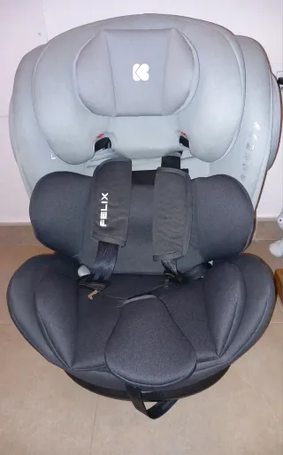 Silla de coche gris y negra