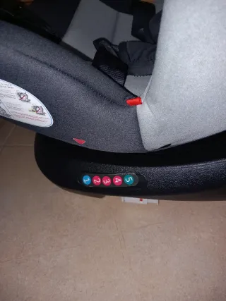 Silla de coche gris y negra