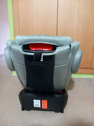 Silla de coche gris y negra