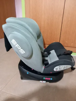 Silla de coche gris y negra