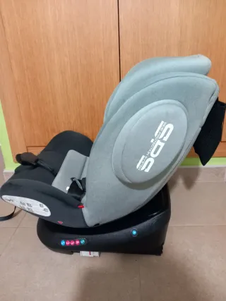 Silla de coche gris y negra