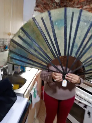 Abanico artesanal de bambú