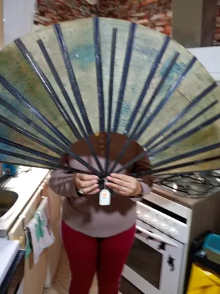 Abanico artesanal de bambú