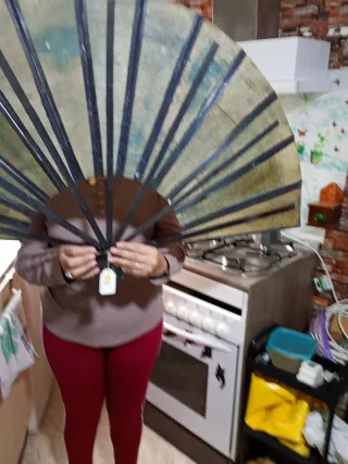 Abanico artesanal de bambú