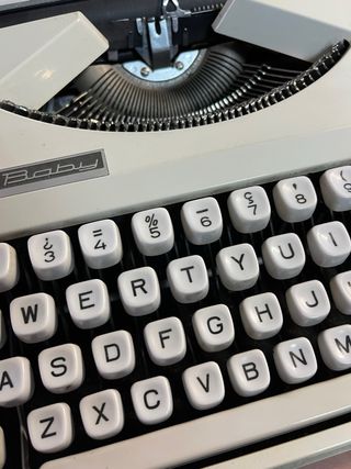 Máquina de escribir Hermes Baby maletín color gris