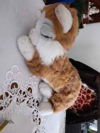 Gatto di peluche arancione e bianco interattivo.