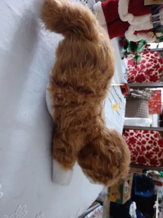 Gatto di peluche arancione e bianco interattivo.