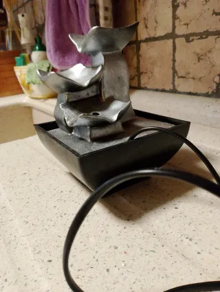 Fontana zen con luci blu