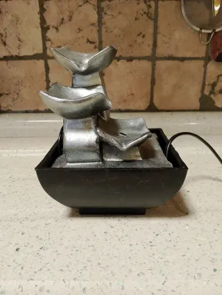 Fontana zen con luci blu