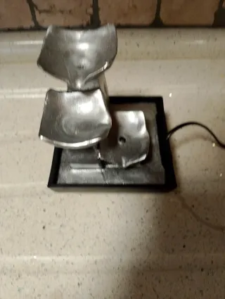 Fontana zen con luci blu