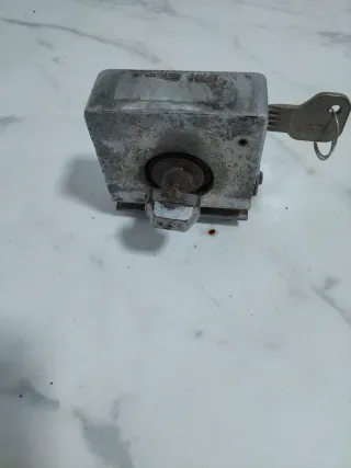 Candado de persiana metálico 40€ y 50€ casa uno