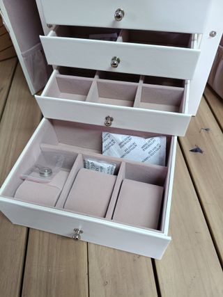 SONGMICS Caja Joyero de 6 Niveles, Navidad, Caja para Joyas con 5 Cajones, Gran Espacio, Interior con Espejo, Cerradura, Almacenaje de Joyas, Regalo para Seres Queridos, para Relojes, Blanco JBC152W01