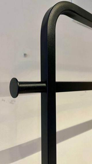 Perchero y zapatero negro