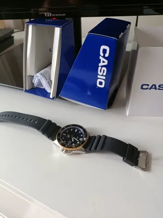 Casio Marlin Negro y Dorado