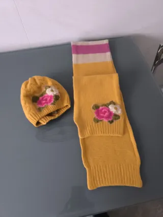 Gorro y bufanda a juego para niña