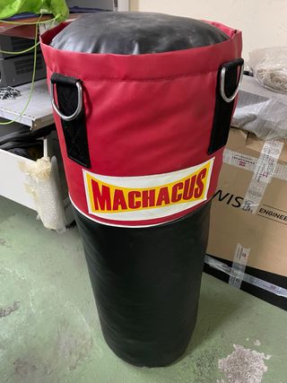 Saco de boxeo Machacus rojo y negro