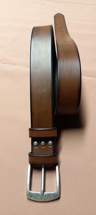 Cintura da donna in vero cuoio di colore cognac