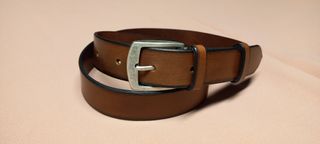 Cintura da donna in vero cuoio di colore cognac