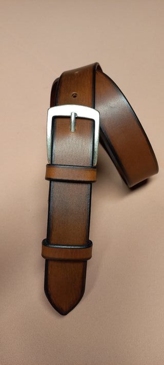 Cintura da donna in vero cuoio di colore cognac