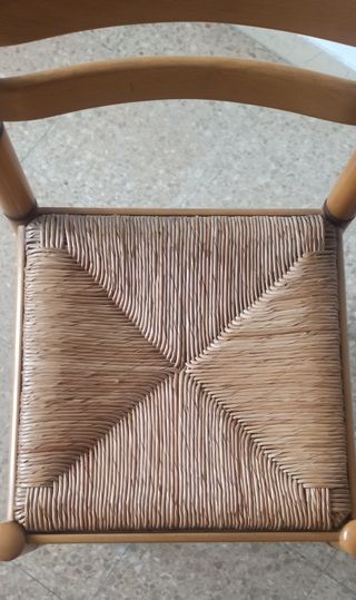 Sillas rústicas de madera y asiento de anea o boga