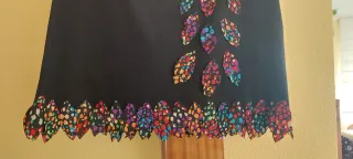 Falda negra con hojas de colores