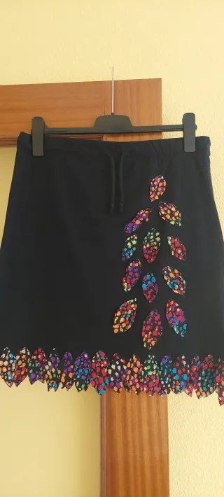 Falda negra con hojas de colores