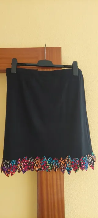 Falda negra con hojas de colores