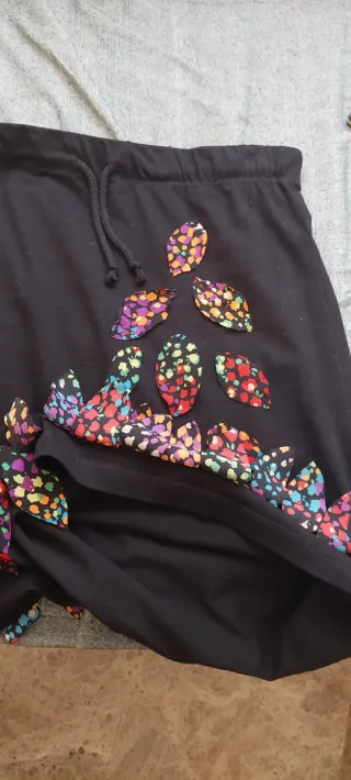 Falda negra con hojas de colores