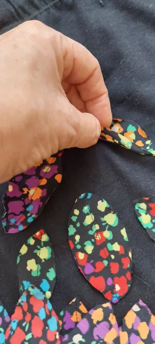 Falda negra con hojas de colores