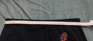 Falda negra con hojas de colores