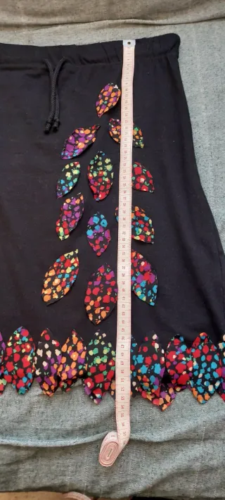 Falda negra con hojas de colores