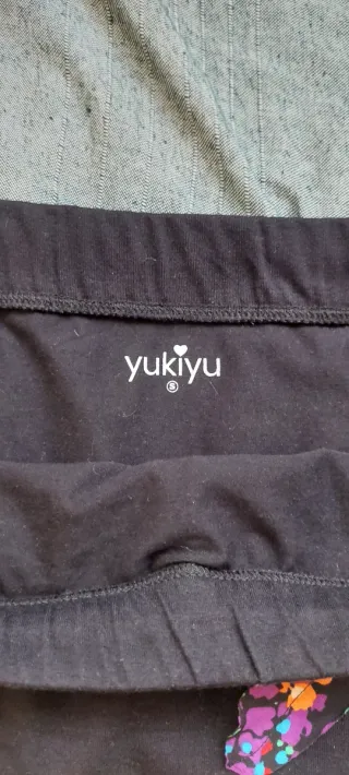 Falda negra con hojas de colores