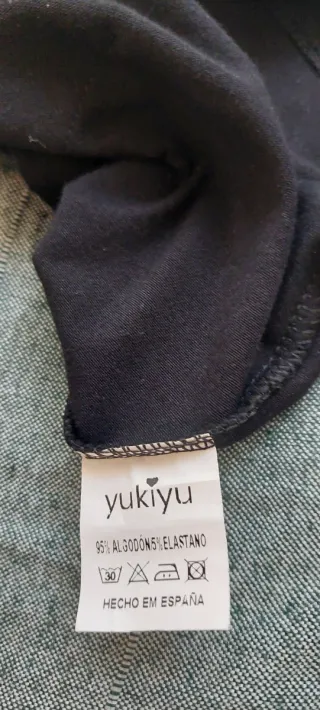 Falda negra con hojas de colores