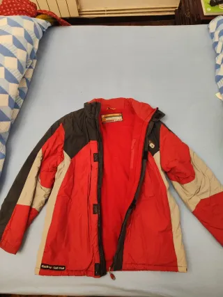 Cazadora de invierno negra y roja