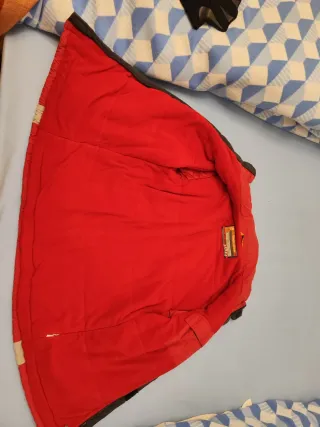 Cazadora de invierno negra y roja