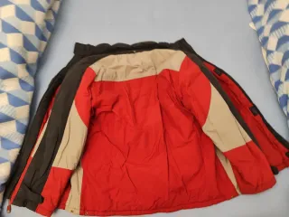 Cazadora de invierno negra y roja