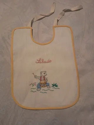 2 Baberos antiguos bordados Martes y Sábado