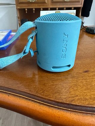 Altavoz Sony azul con correa